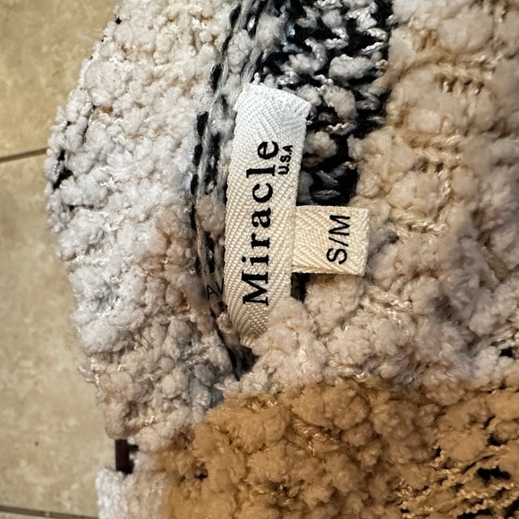 Black and white womens sweater size S/M. Brand is Miracle USA - Picture 3 of 7